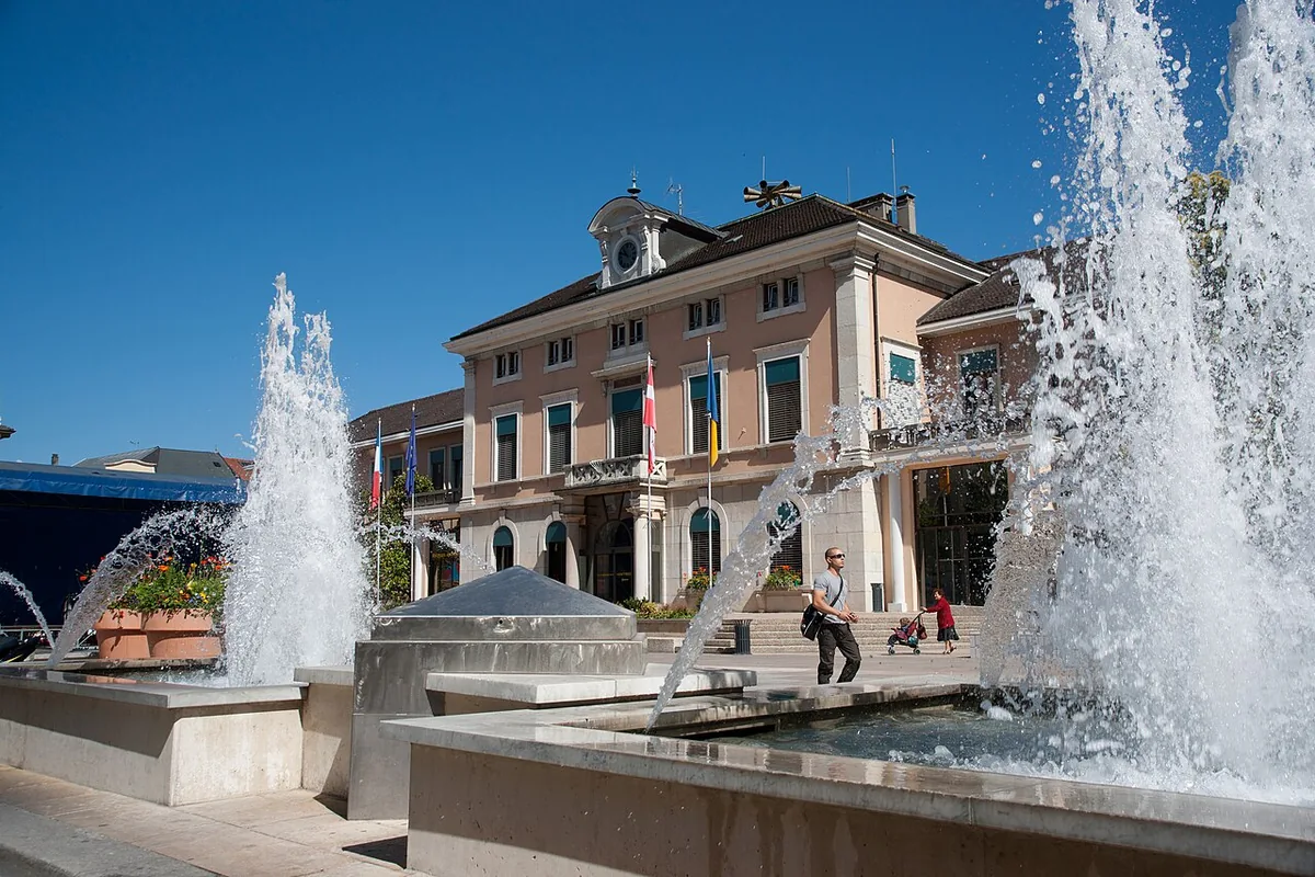 Ansicht von Annemasse, Frankreich. Keine Abbildung eines bestimmten Verleihgeschäfts.