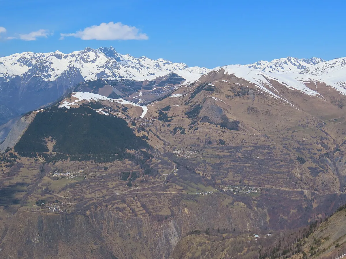 Ansicht von Auris en Oisans, Frankreich. Keine Abbildung eines bestimmten Verleihgeschäfts.