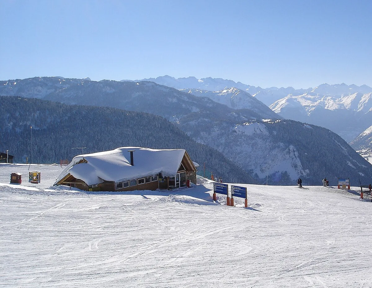 Ansicht von Baqueira Beret, Spanien. Keine Abbildung eines bestimmten Verleihgeschäfts.