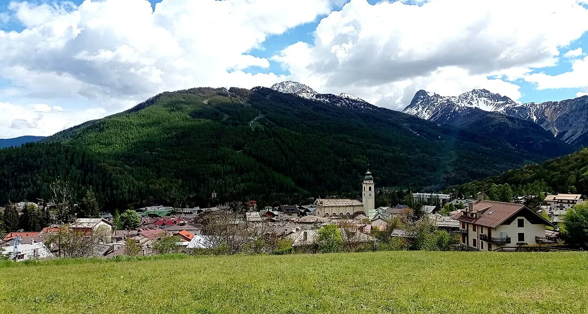 Ansicht von Bardonecchia, Italien. Keine Abbildung eines bestimmten Verleihgeschäfts.