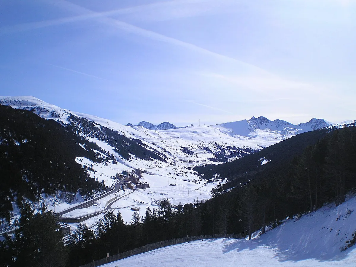 Ansicht von Bordes d'Envalira, Andorra. Keine Abbildung eines bestimmten Verleihgeschäfts.