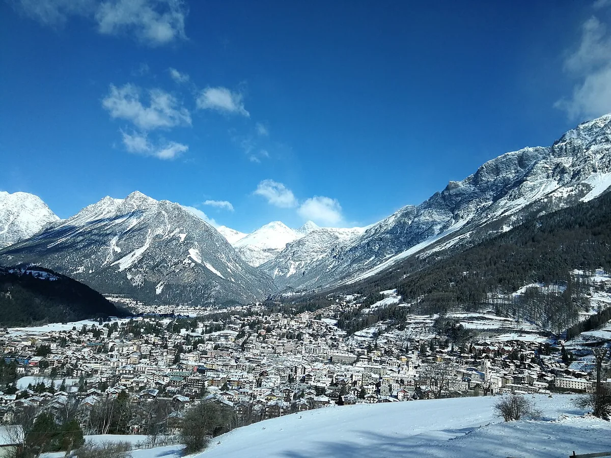 Ansicht von Bormio, Italien. Keine Abbildung eines bestimmten Verleihgeschäfts.