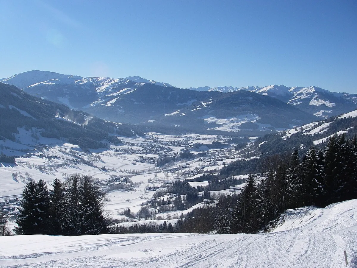 Ansicht von Brixen im Thale, Österreich. Keine Abbildung eines bestimmten Verleihgeschäfts.