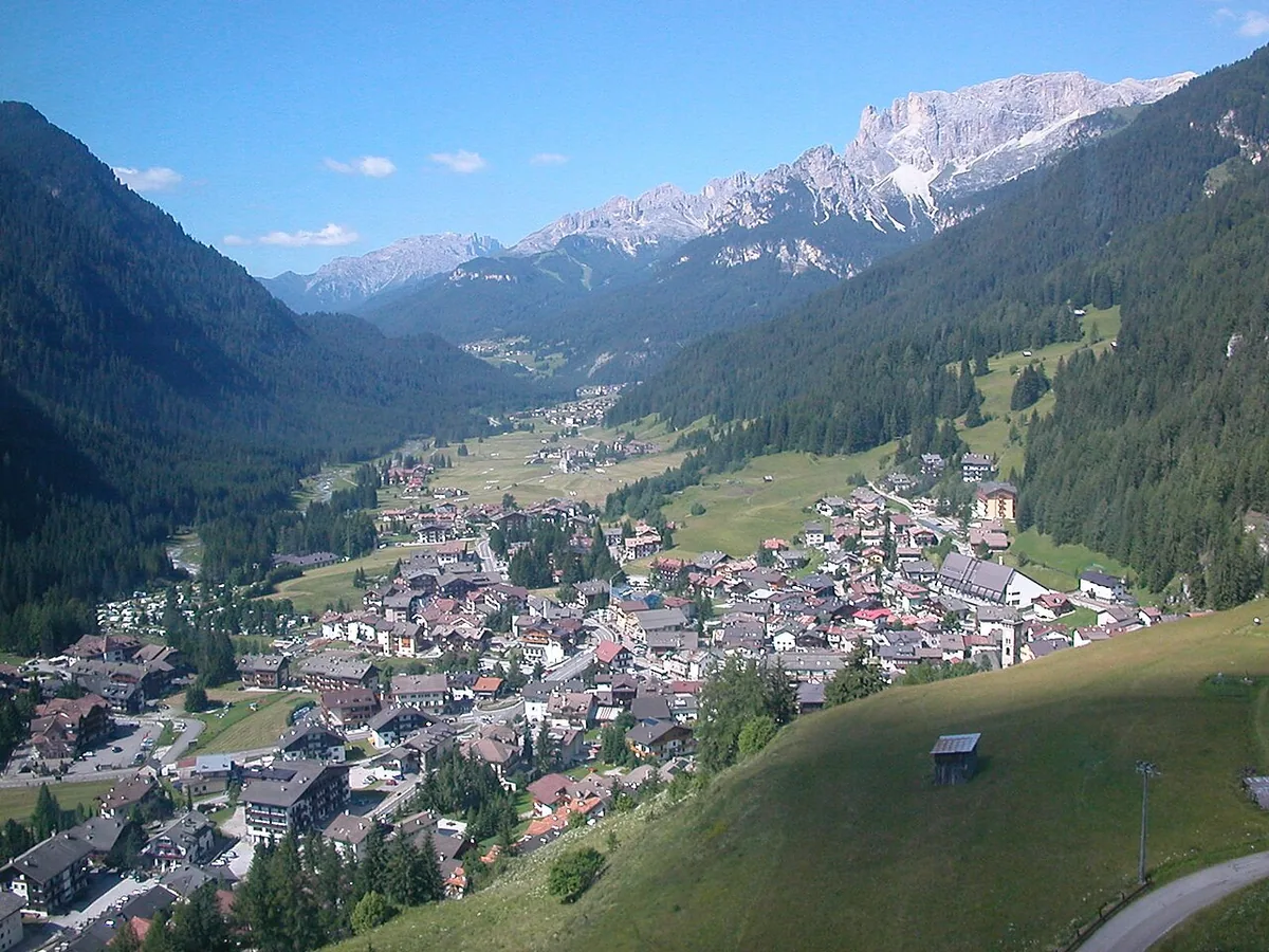 Ansicht von Campitello di Fassa, Italien. Allgemeine Darstellung des Orts oder Gebiets; kein Nachweis für die Lage eines einzelnen Katalogsektors oder Verleihgeschäfts.