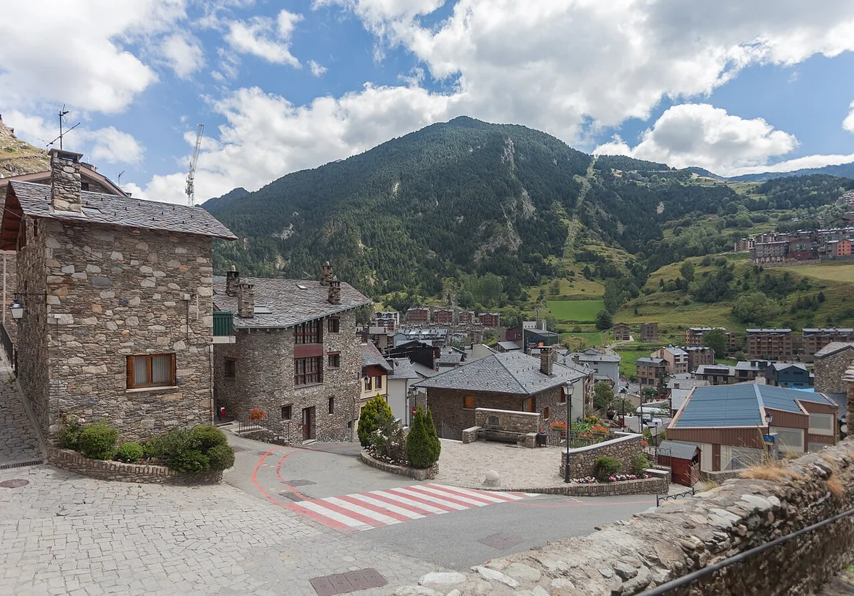 Ansicht von Canillo, Andorra. Keine Abbildung eines bestimmten Verleihgeschäfts.