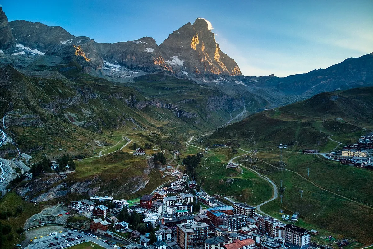 Ansicht von Cervinia, Italien. Keine Abbildung eines bestimmten Verleihgeschäfts.