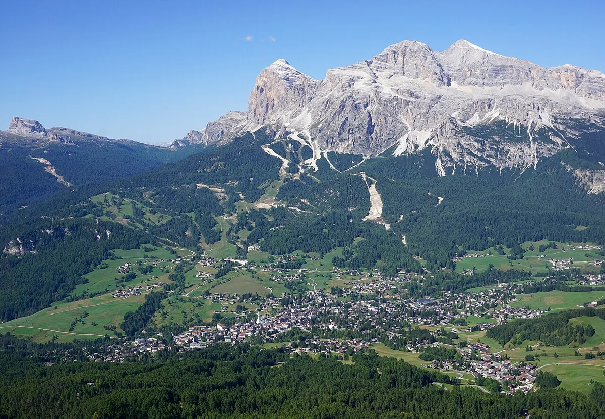 Ansicht von Cortina d'Ampezzo, Italien. Keine Abbildung eines bestimmten Verleihgeschäfts.