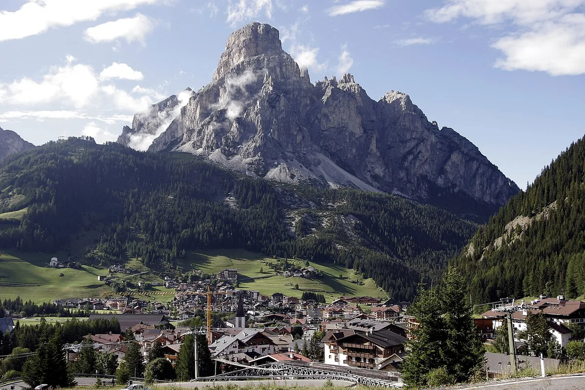 Ansicht von Corvara in Badia, Italien. Allgemeine Darstellung des Orts oder Gebiets; kein Nachweis für die Lage eines einzelnen Katalogsektors oder Verleihgeschäfts.