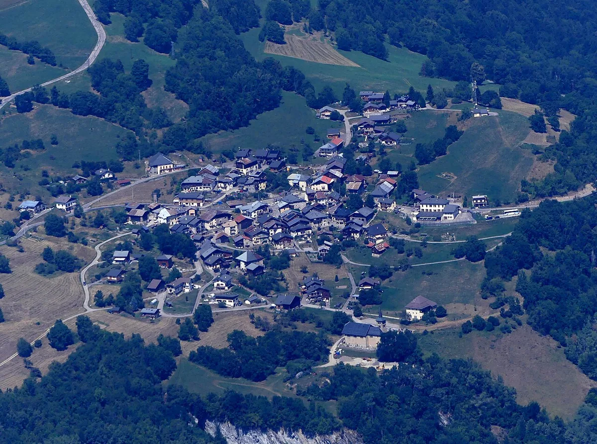 Ansicht von Doucy, Frankreich. Keine Abbildung eines bestimmten Verleihgeschäfts.