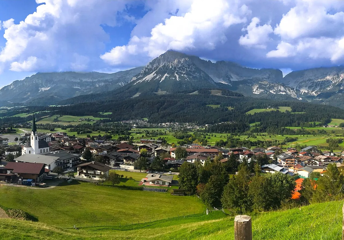 Ansicht von Ellmau, Österreich. Keine Abbildung eines bestimmten Verleihgeschäfts.