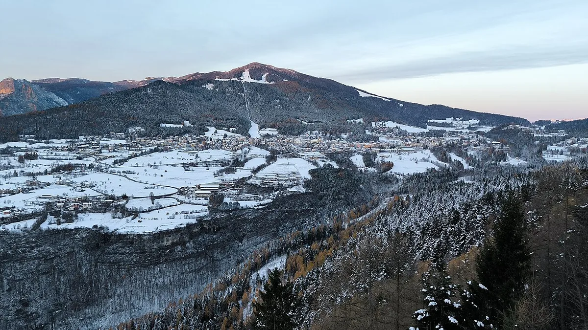 Ansicht von Folgaria, Italien. Keine Abbildung eines bestimmten Verleihgeschäfts.