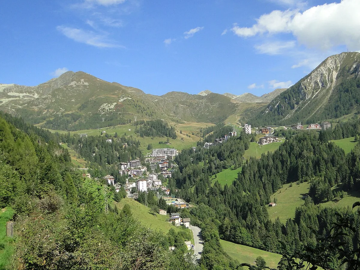Ansicht von Foppolo, Italien. Allgemeine Darstellung des Orts oder Gebiets; kein Nachweis für die Lage eines einzelnen Katalogsektors oder Verleihgeschäfts.