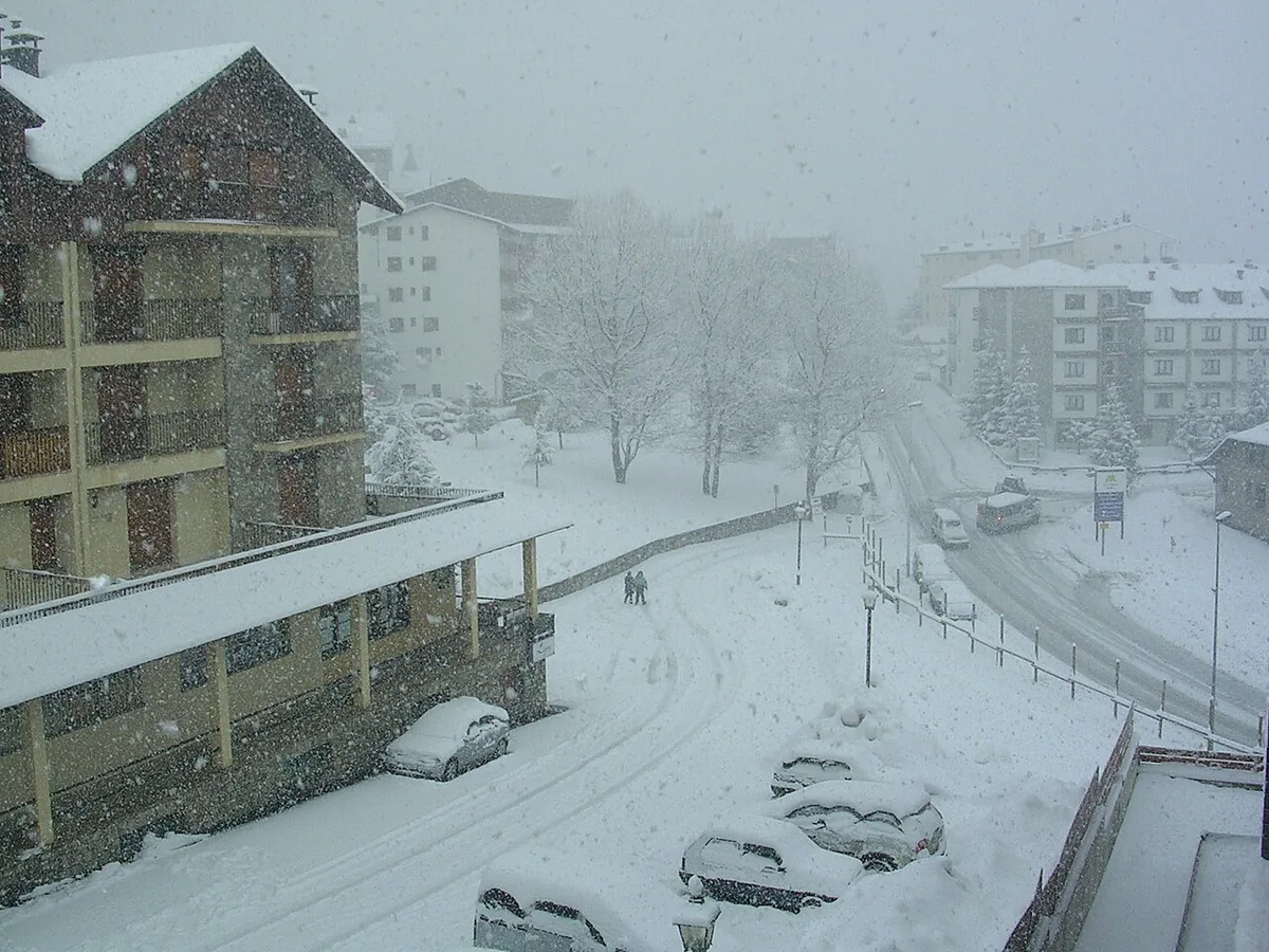 Ansicht von Formigal, Spanien. Allgemeine Darstellung des Orts oder Gebiets; kein Nachweis für die Lage eines einzelnen Katalogsektors oder Verleihgeschäfts.