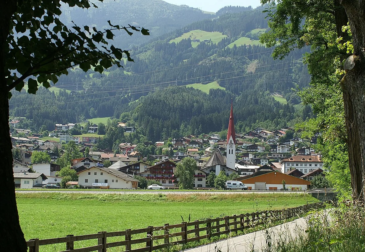 Ansicht von Fügen, Österreich. Keine Abbildung eines bestimmten Verleihgeschäfts.