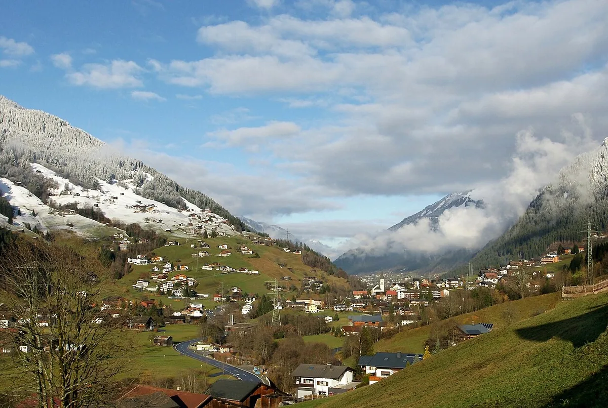 Ansicht von Gaschurn, Österreich. Keine Abbildung eines bestimmten Verleihgeschäfts.