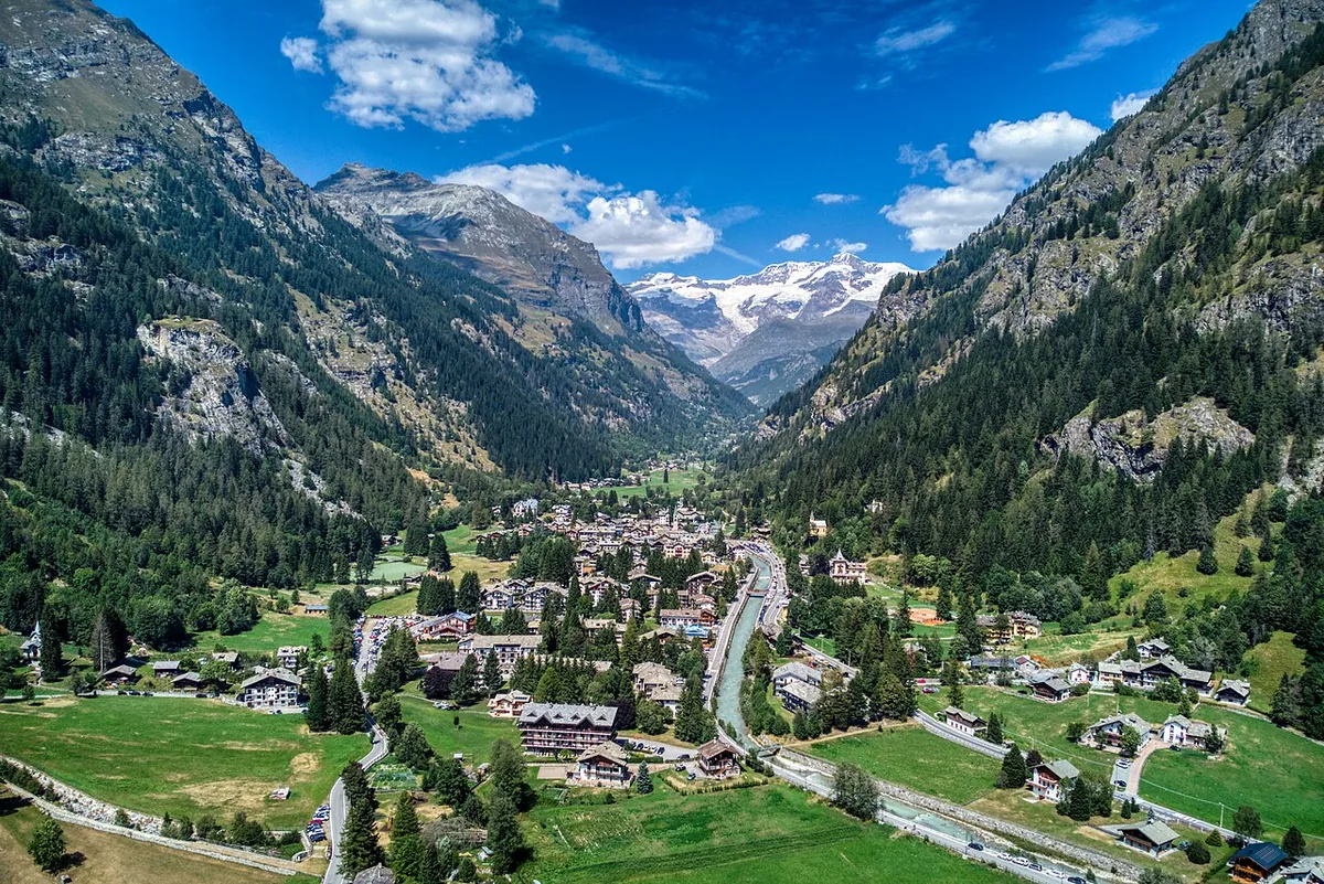 Ansicht von Gressoney-Saint-Jean, Italien. Allgemeine Darstellung des Orts oder Gebiets; kein Nachweis für die Lage eines einzelnen Katalogsektors oder Verleihgeschäfts.