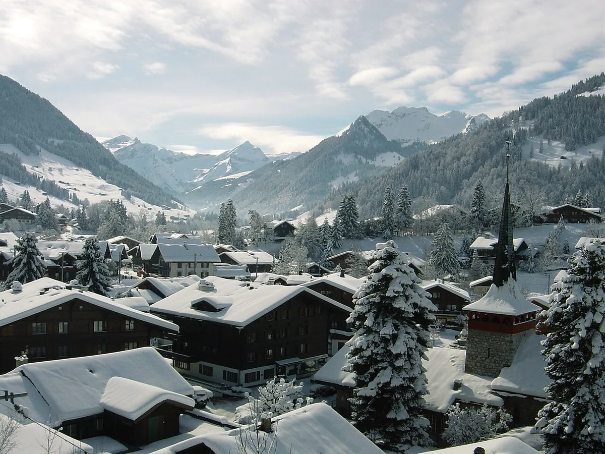 Ansicht von Gstaad, Schweiz. Keine Abbildung eines bestimmten Verleihgeschäfts.
