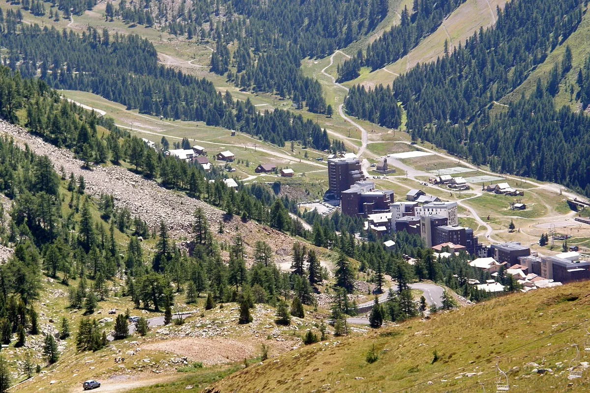 Ansicht von Isola 2000, Frankreich. Keine Abbildung eines bestimmten Verleihgeschäfts.