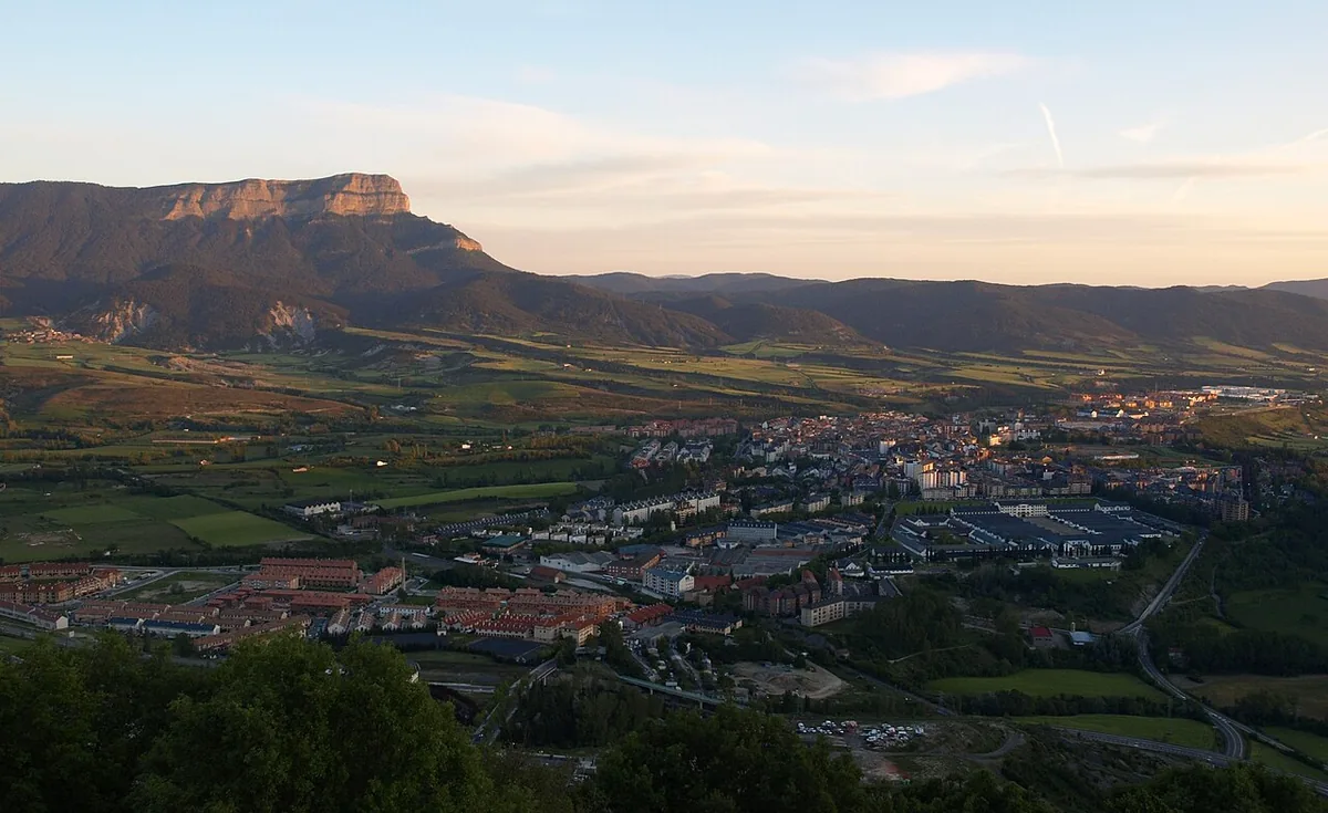 Ansicht von Jaca, Spanien. Keine Abbildung eines bestimmten Verleihgeschäfts.