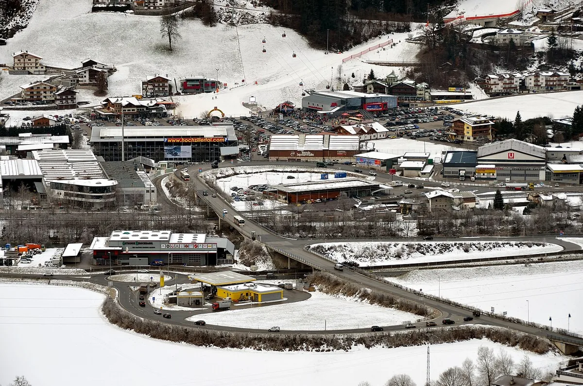 Ansicht von Kaltenbach, Österreich. Keine Abbildung eines bestimmten Verleihgeschäfts.