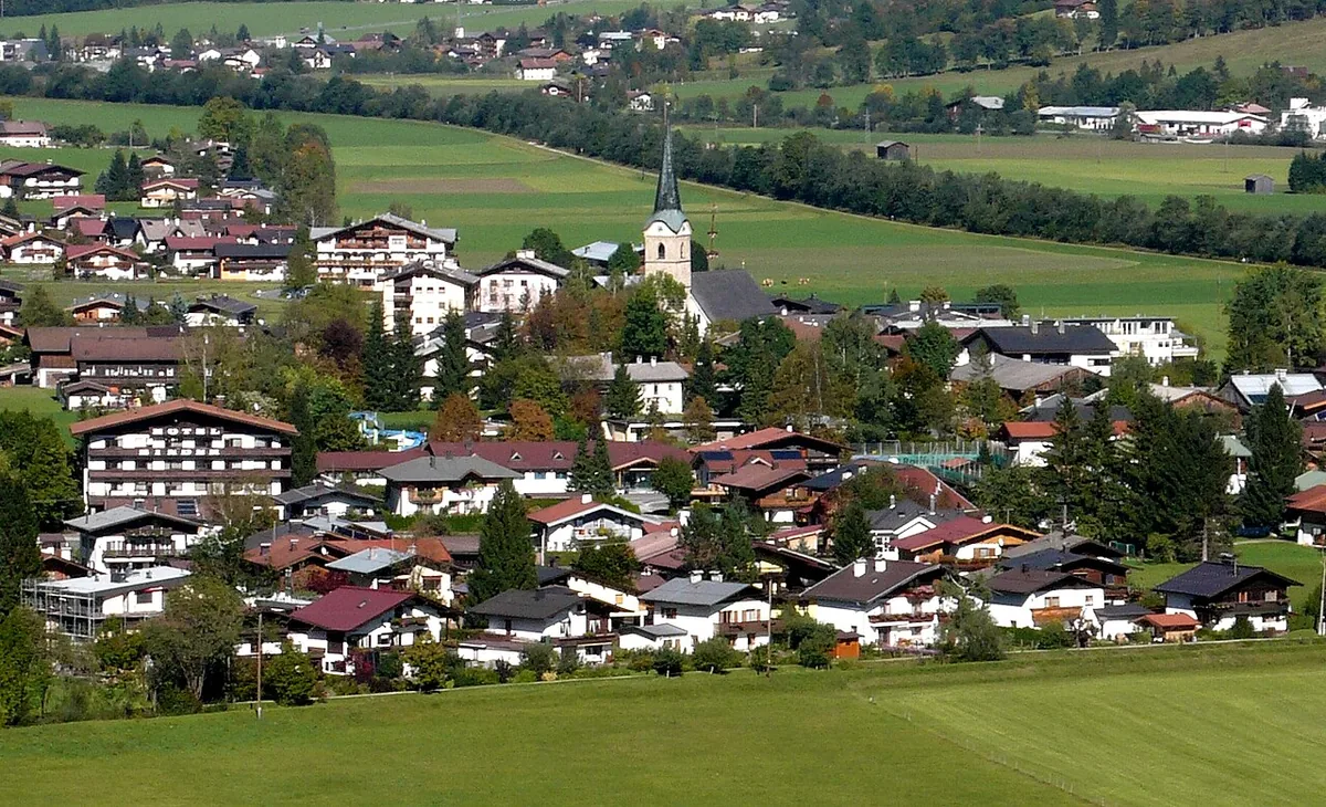 Ansicht von Kirchdorf in Tirol, Österreich. Keine Abbildung eines bestimmten Verleihgeschäfts.
