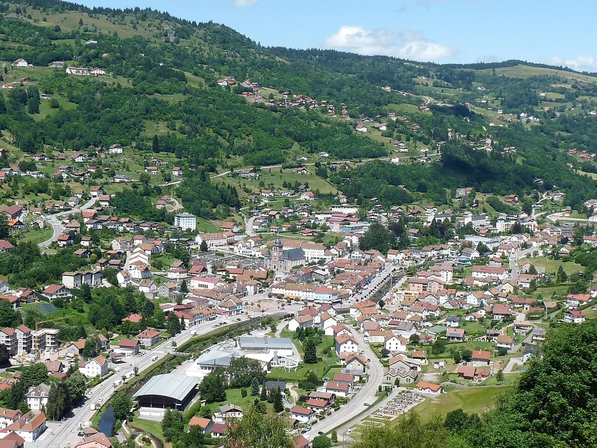 Ansicht von La Bresse, Frankreich. Keine Abbildung eines bestimmten Verleihgeschäfts.