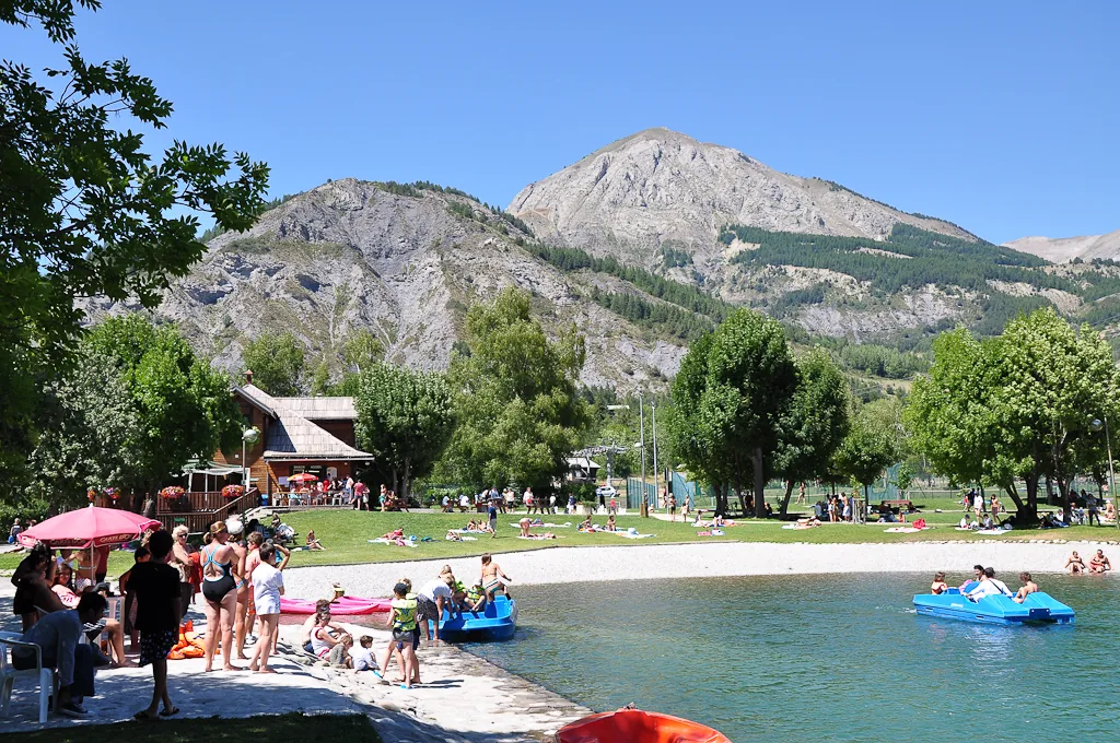 Ansicht von La Foux d'Allos, Frankreich. Allgemeine Darstellung des Orts oder Gebiets; kein Nachweis für die Lage eines einzelnen Katalogsektors oder Verleihgeschäfts.