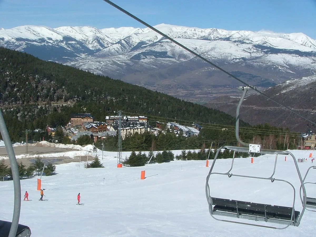 Ansicht von La Molina, Spanien. Keine Abbildung eines bestimmten Verleihgeschäfts.