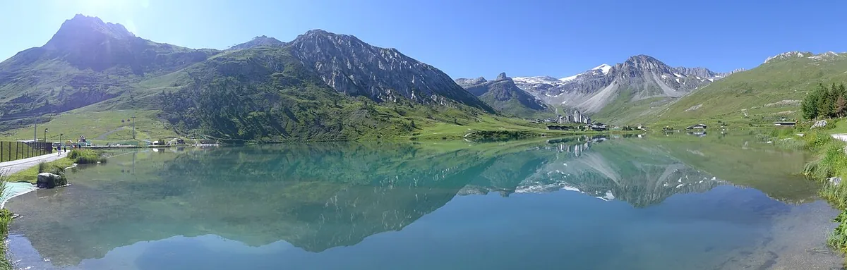 Lac de Tignes im Sommer (2018); diese Aufnahme zeigt nicht den Abholbereich in Val Claret.