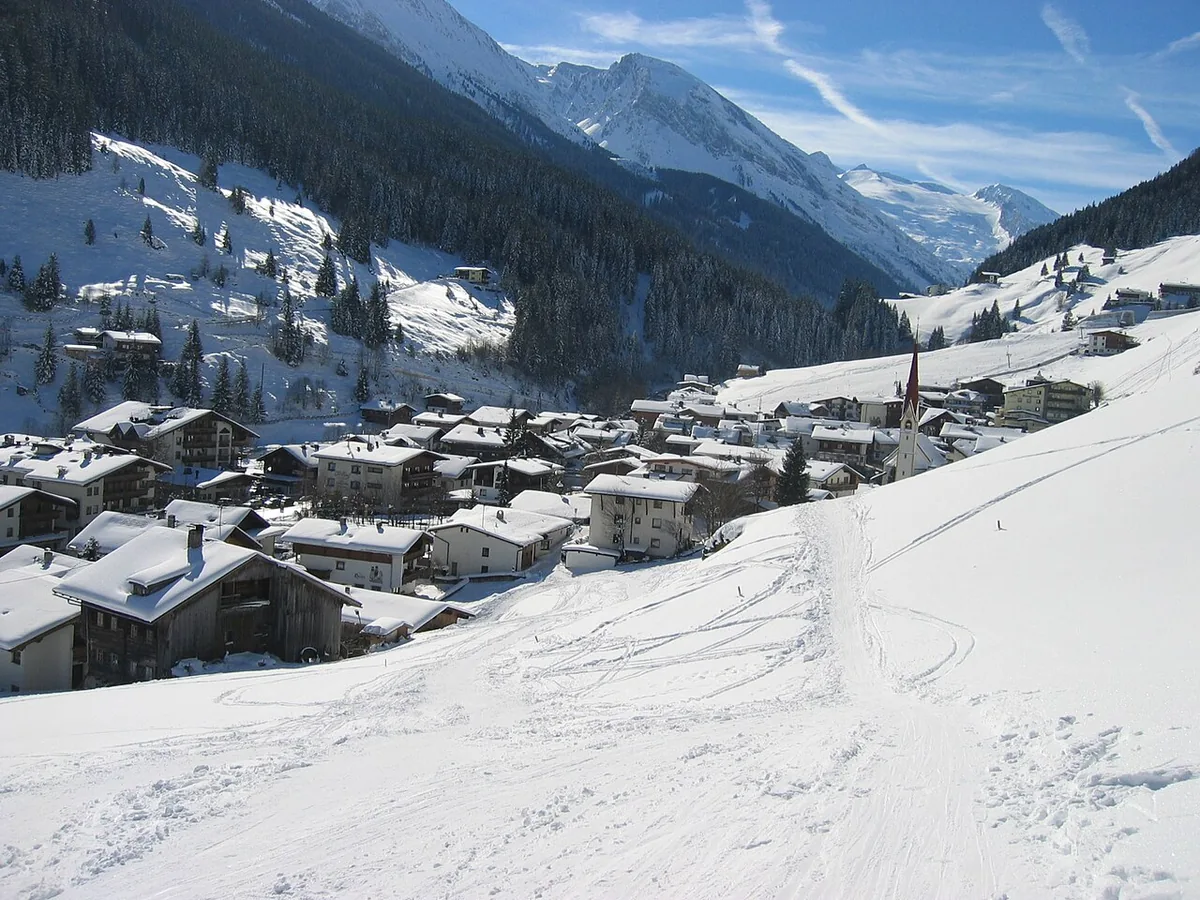 Ansicht von Lanersbach, Österreich. Keine Abbildung eines bestimmten Verleihgeschäfts.