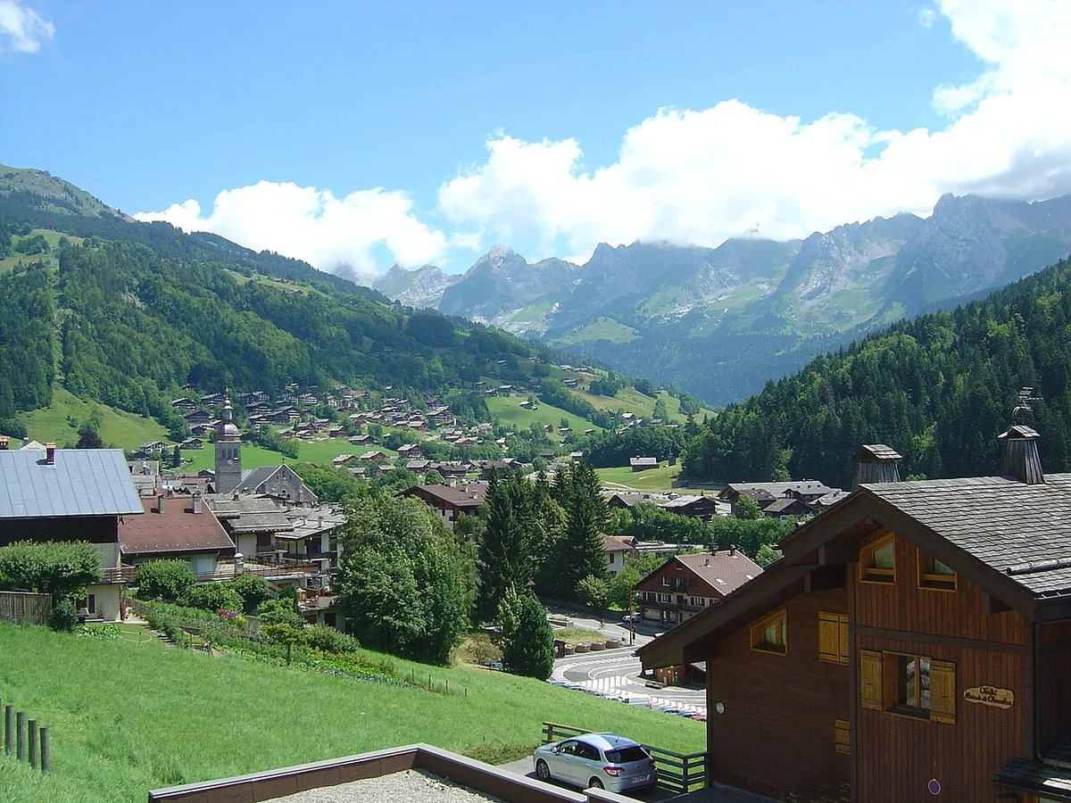 Ansicht von Le Grand Bornand, Frankreich. Keine Abbildung eines bestimmten Verleihgeschäfts.