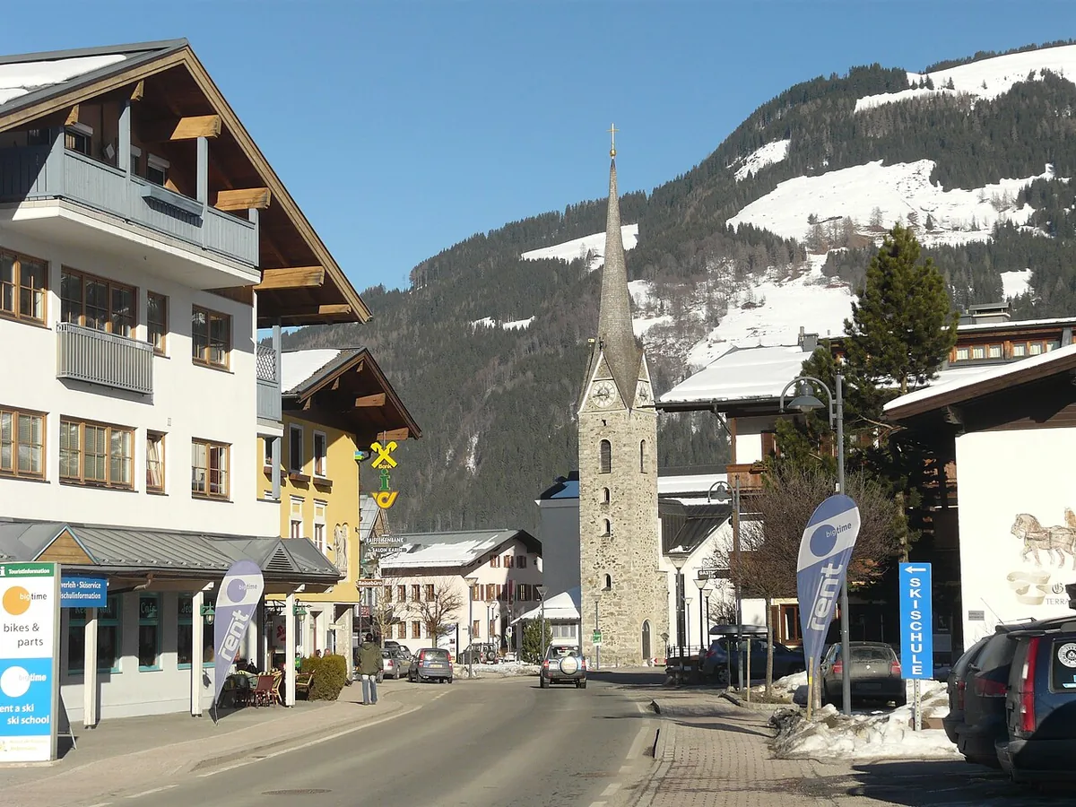 Ansicht von Maishofen, Österreich. Keine Abbildung eines bestimmten Verleihgeschäfts.