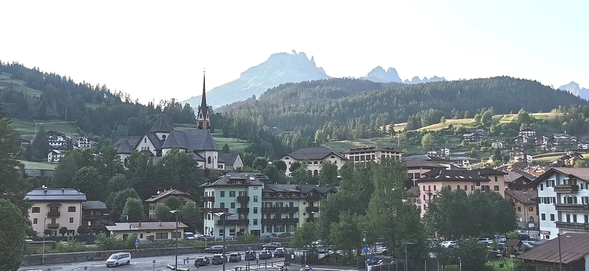Ansicht von Moena, Italien. Allgemeine Darstellung des Orts oder Gebiets; kein Nachweis für die Lage eines einzelnen Katalogsektors oder Verleihgeschäfts.