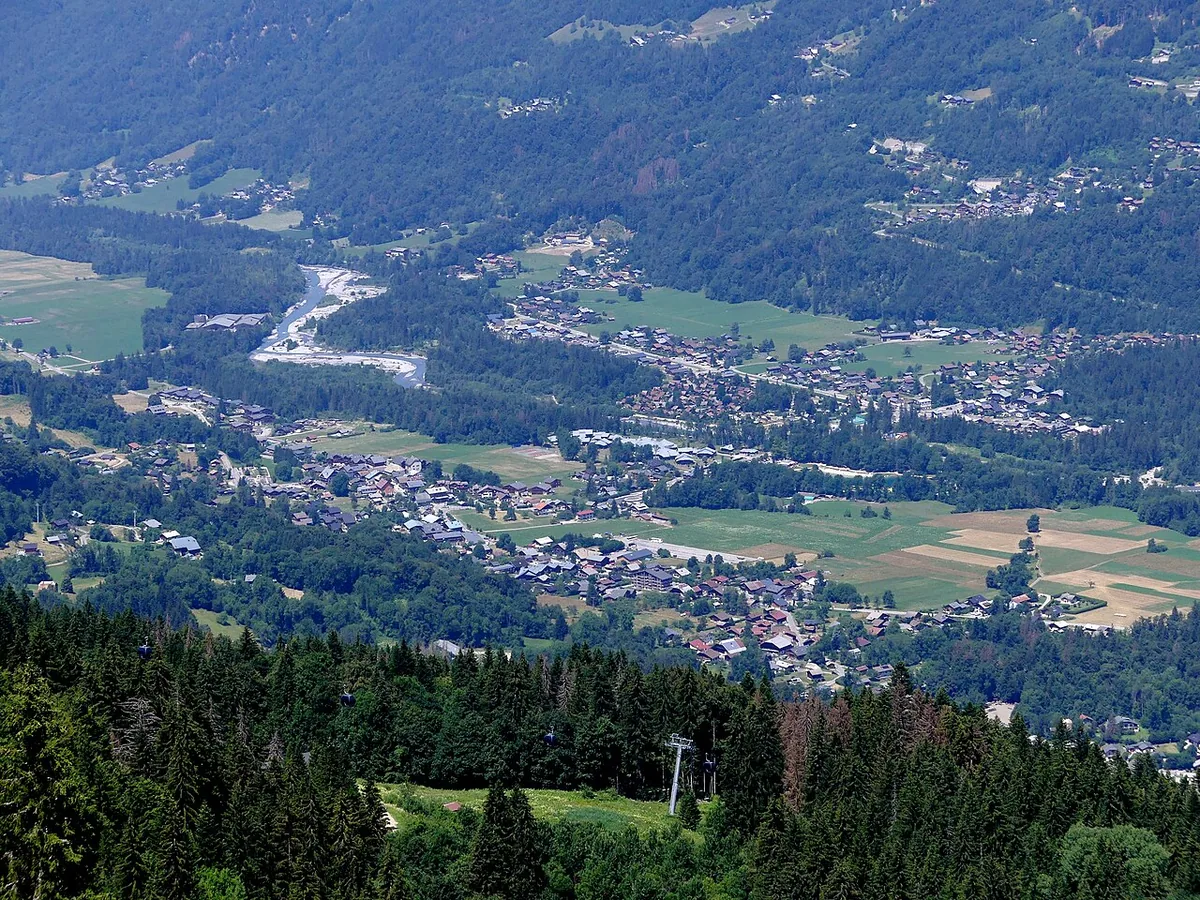 Ansicht von Morillon, Frankreich. Keine Abbildung eines bestimmten Verleihgeschäfts.
