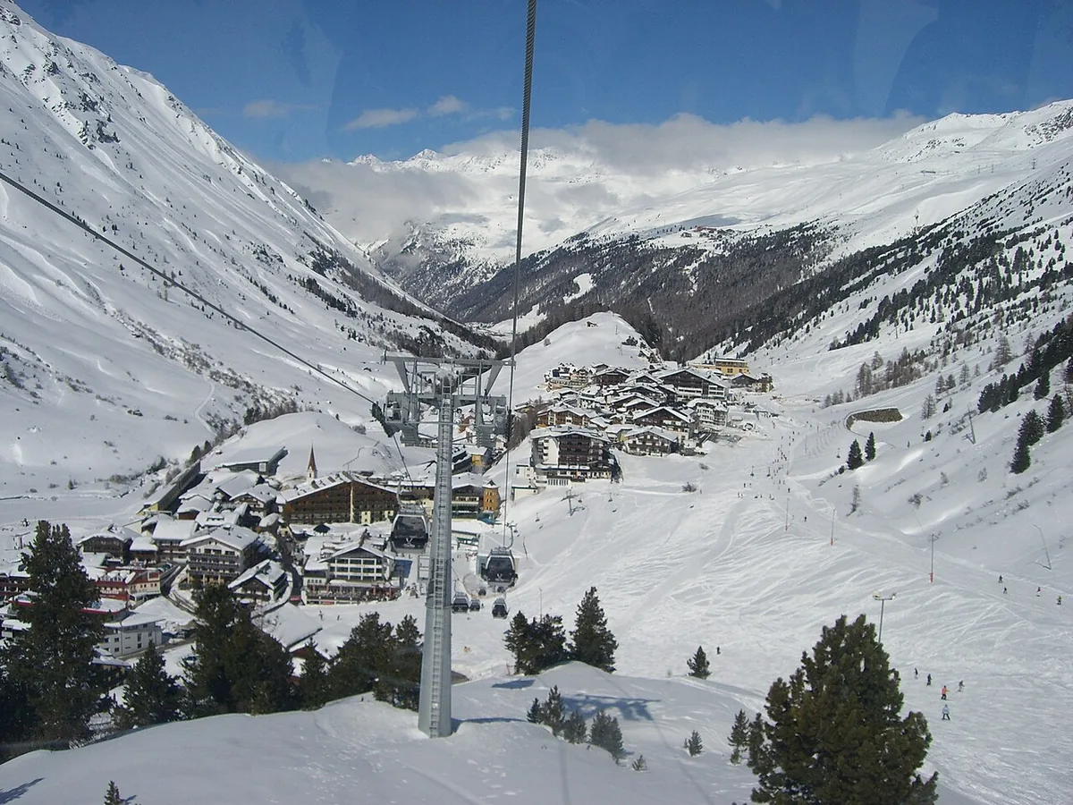 Ansicht von Obergurgl, Österreich. Allgemeine Darstellung des Orts oder Gebiets; kein Nachweis für die Lage eines einzelnen Katalogsektors oder Verleihgeschäfts.