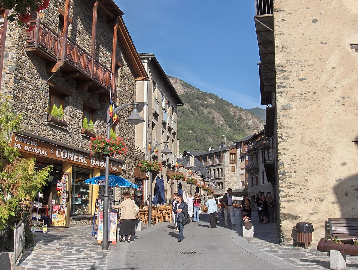 Ansicht von Ordino, Andorra. Keine Abbildung eines bestimmten Verleihgeschäfts.