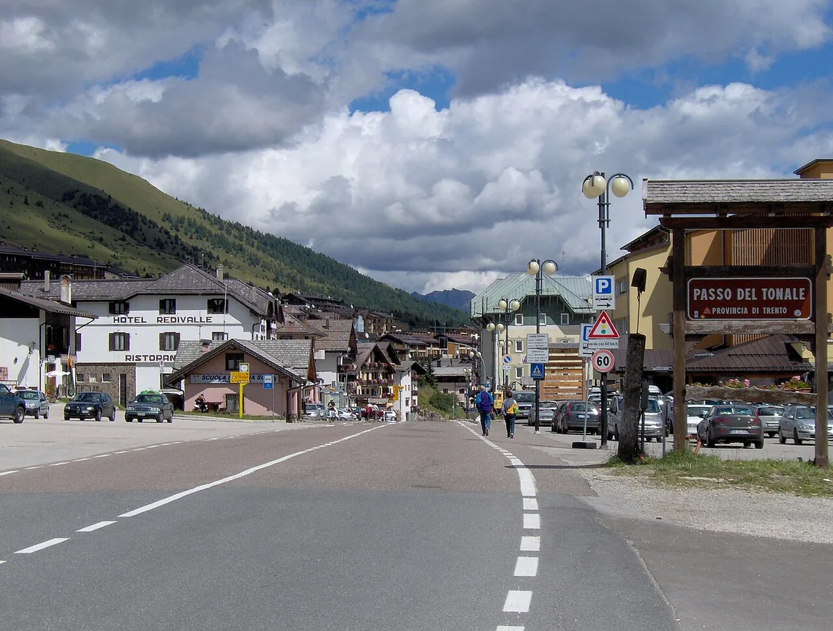 Ansicht von Passo Tonale, Italien. Keine Abbildung eines bestimmten Verleihgeschäfts.