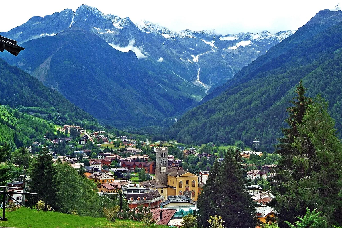 Ansicht von Ponte di legno, Italien. Keine Abbildung eines bestimmten Verleihgeschäfts.