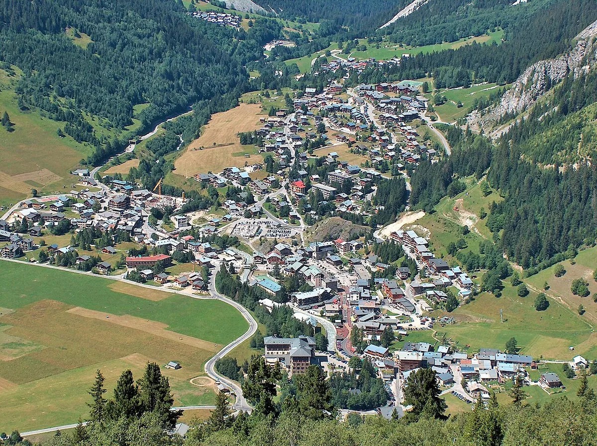 Ansicht von Pralognan la Vanoise, Frankreich. Keine Abbildung eines bestimmten Verleihgeschäfts.