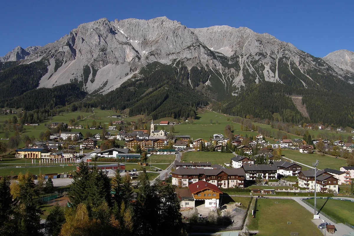 Ansicht von Ramsau am Dachstein, Österreich. Keine Abbildung eines bestimmten Verleihgeschäfts.