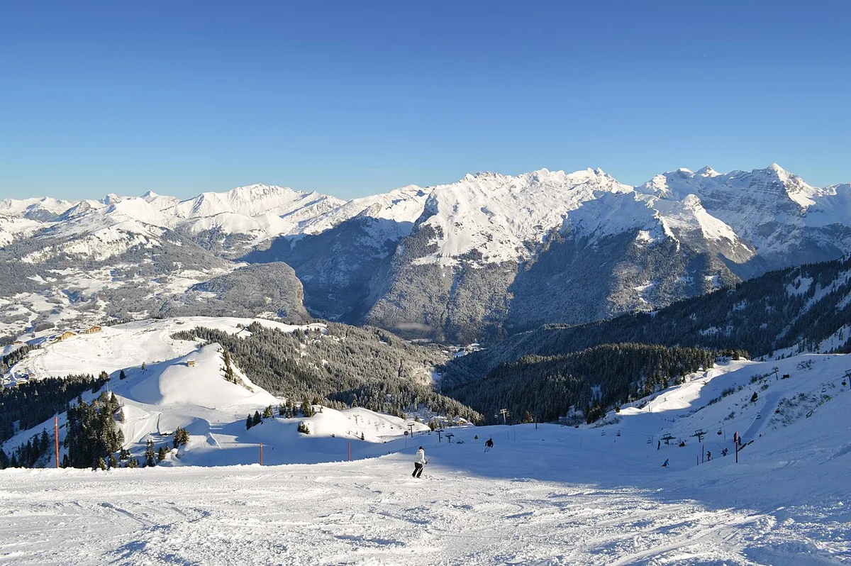 Ansicht von Samoëns, Frankreich. Keine Abbildung eines bestimmten Verleihgeschäfts.