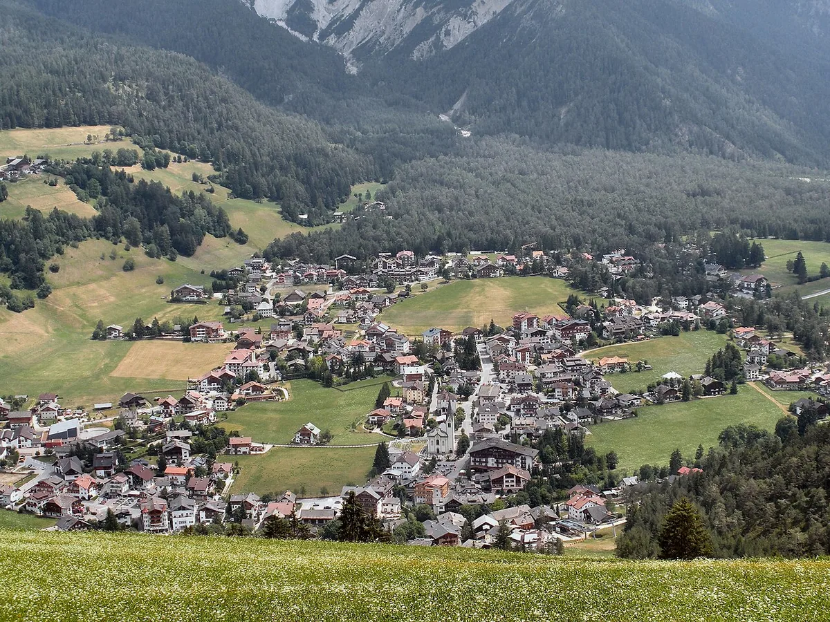 Ansicht von San Vigilio di Marebbe, Italien. Keine Abbildung eines bestimmten Verleihgeschäfts.