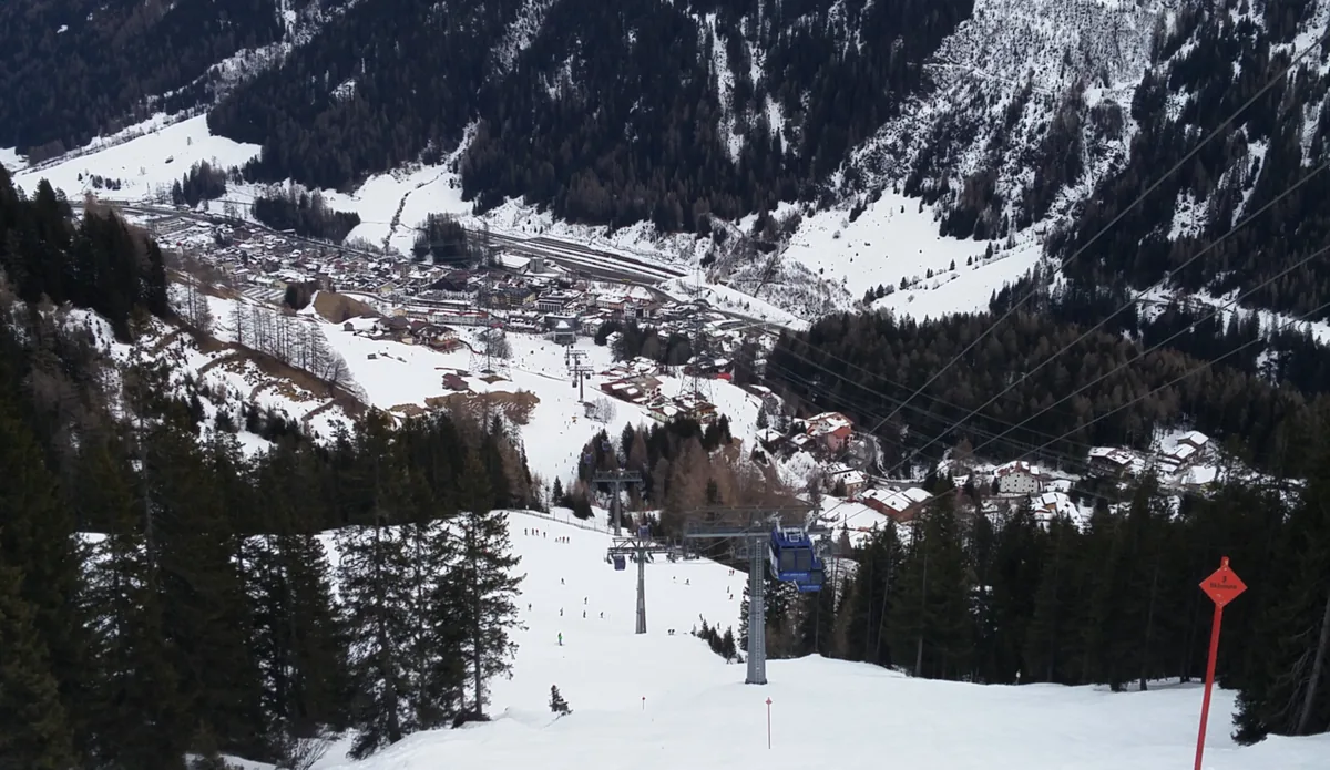 Ansicht von Sankt Anton am Arlberg, Österreich. Allgemeine Darstellung des Orts oder Gebiets; kein Nachweis für die Lage eines einzelnen Katalogsektors oder Verleihgeschäfts.