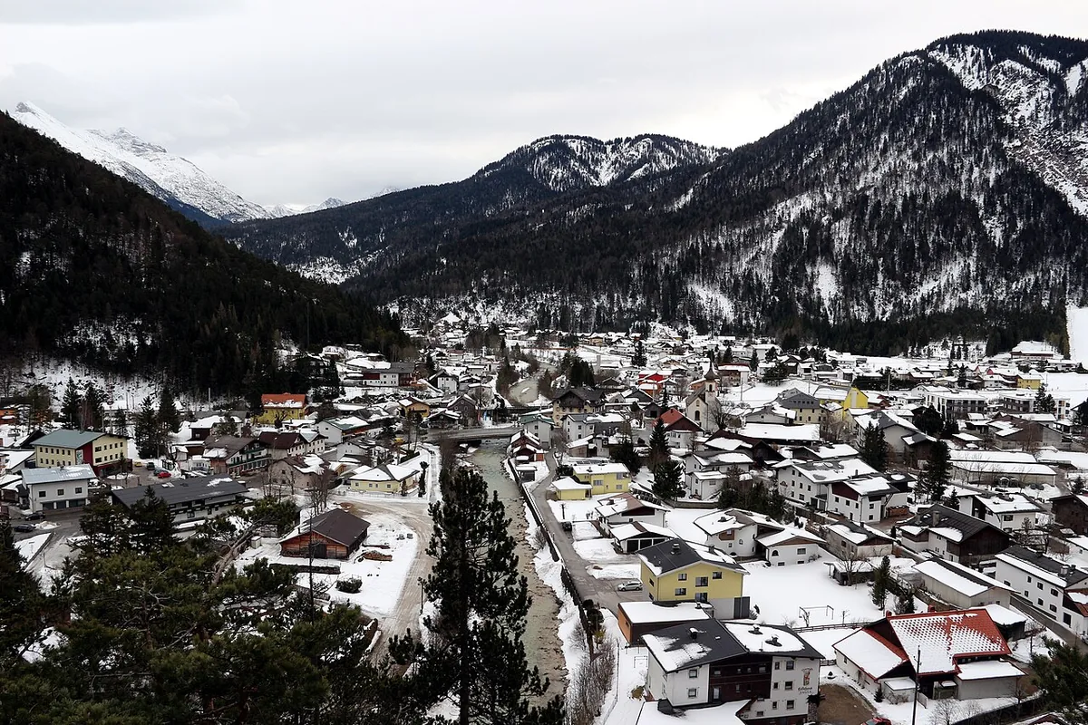 Ansicht von Scharnitz, Österreich. Keine Abbildung eines bestimmten Verleihgeschäfts.