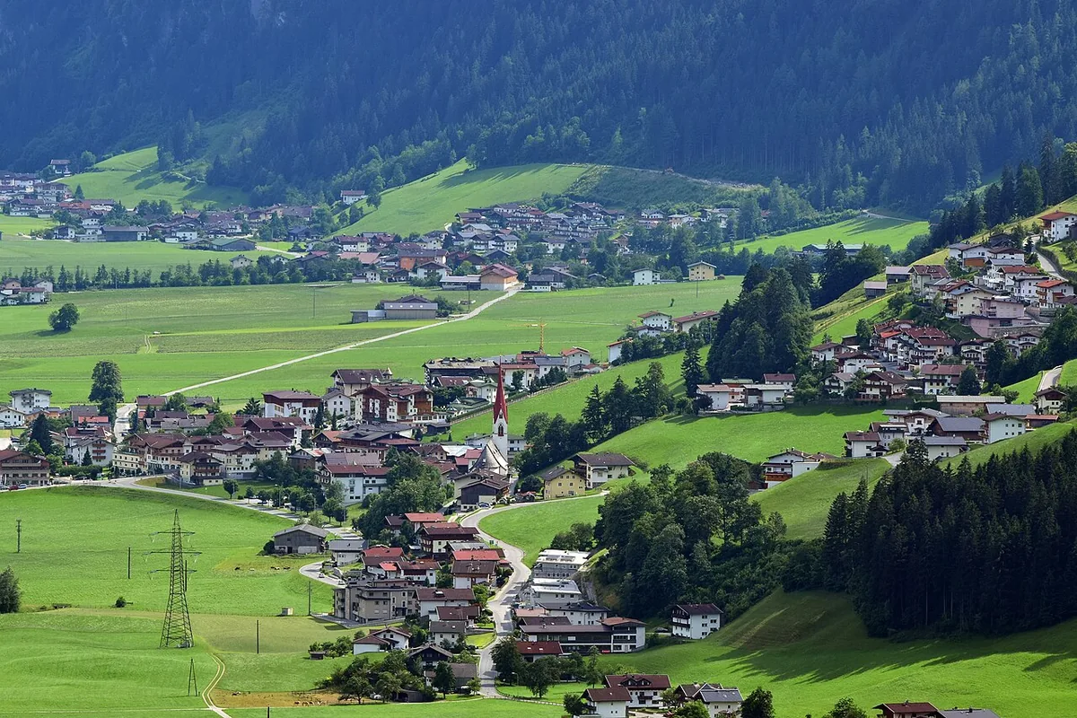 Ansicht von Schwendau, Österreich. Keine Abbildung eines bestimmten Verleihgeschäfts.