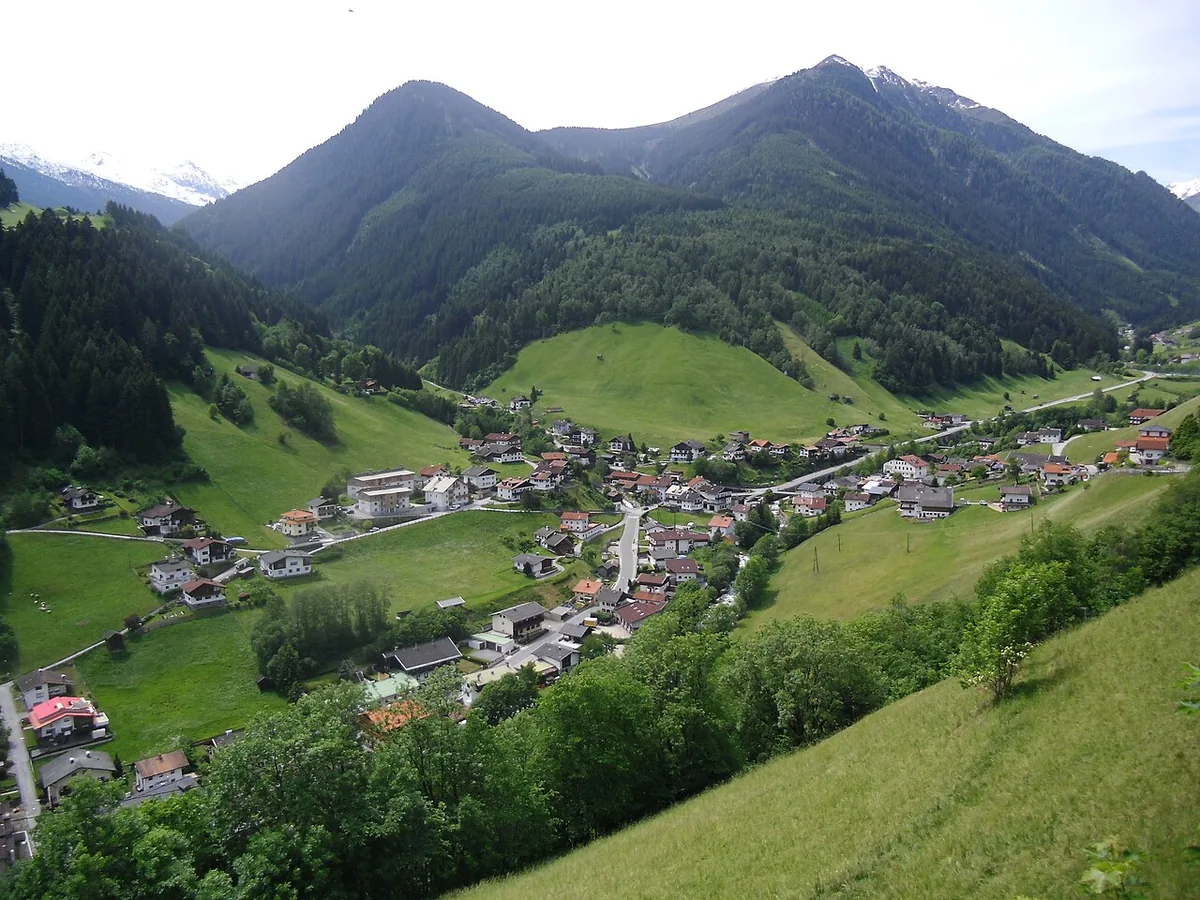 Ansicht von Sellrain, Österreich. Keine Abbildung eines bestimmten Verleihgeschäfts.