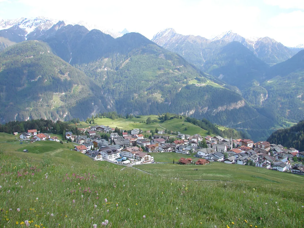 Ansicht von Serfaus, Österreich. Keine Abbildung eines bestimmten Verleihgeschäfts.