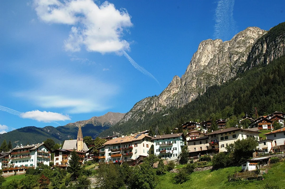 Ansicht von Tesero, Italien. Allgemeine Darstellung des Orts oder Gebiets; kein Nachweis für die Lage eines einzelnen Katalogsektors oder Verleihgeschäfts.