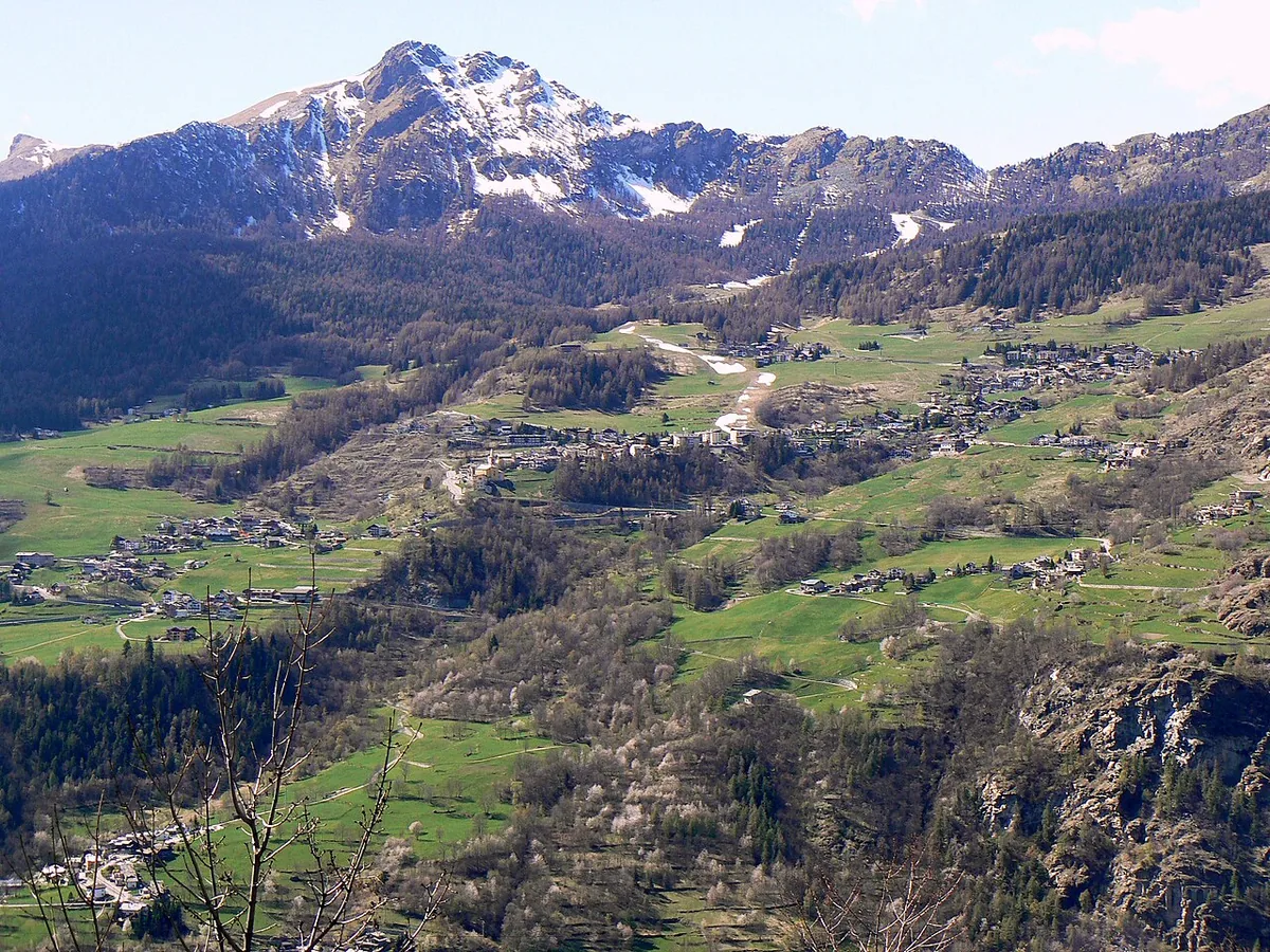 Ansicht von Torgnon, Italien. Keine Abbildung eines bestimmten Verleihgeschäfts.
