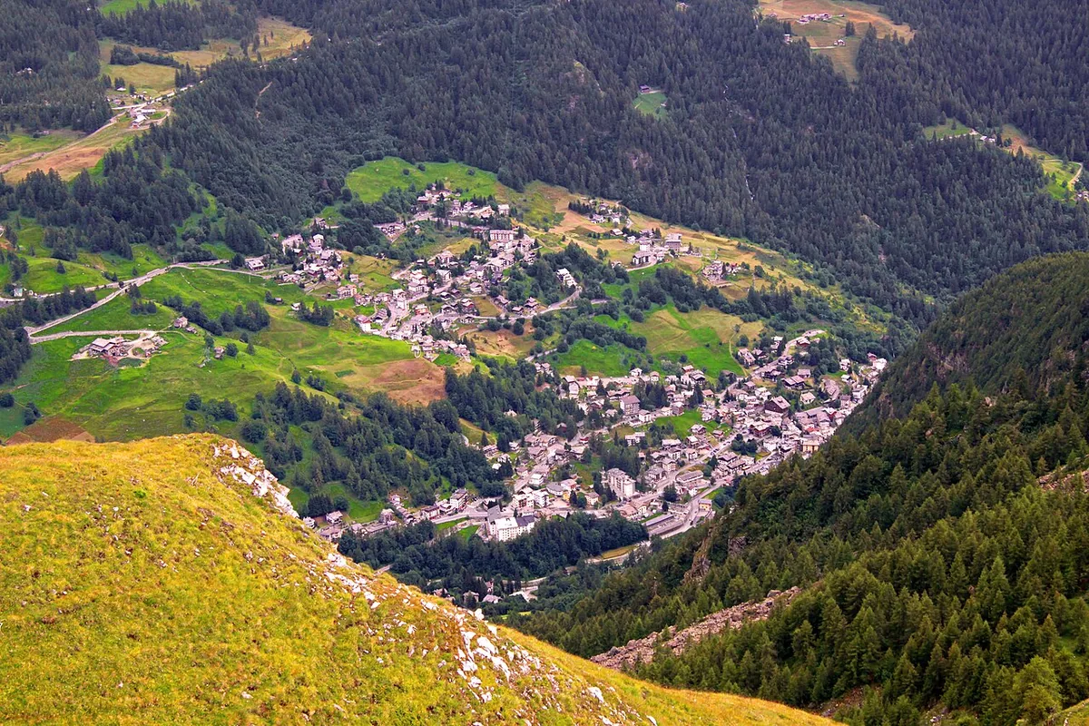 Ansicht von Valtournenche, Italien. Keine Abbildung eines bestimmten Verleihgeschäfts.